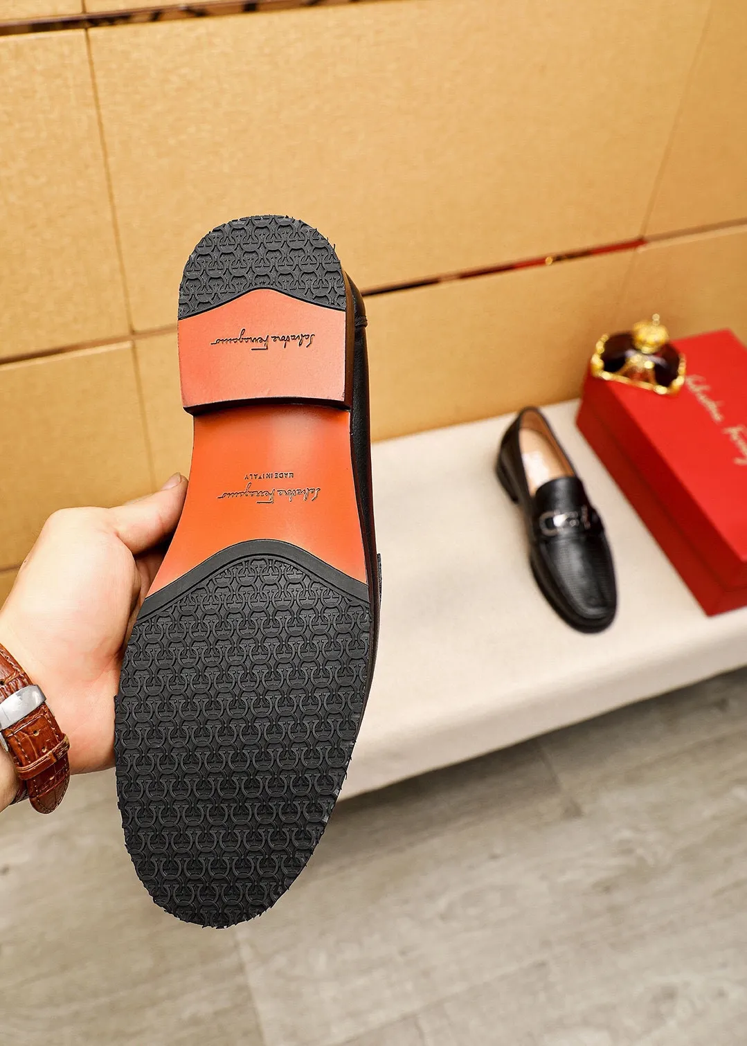 Men's shoes 💰462 💐 Product trademark: Ferragamo "Ferragamo" casual leather shoes Regular size: 38-44 (45.46🉑️customized) Product materials: Selected imported first-layer calfskin embossed upper + luxury hardware buckle, imported water-dyed cow leather lining. Strong three-dimensional visual effect, combined outsole Color: 1⃣️color optional